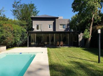 Casa de 6 ambientes, Pilar · Lote 800 m². Casa en 2 Plantas. Lote Central