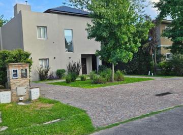 Casa de 6 ambientes, Pilar · Casa en 2 Plantas. Lote Central 800 m².