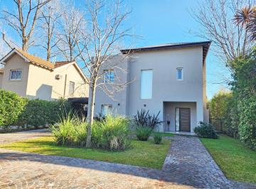Casa de 6 ambientes, Pilar · Casa en 2 Plantas. Lote Central 800 m².