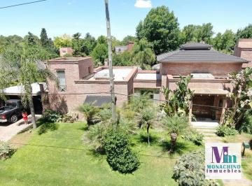 Casa · 366m² · 4 Ambientes · 4 Cocheras · Venta en Mayling C. C, Pilar