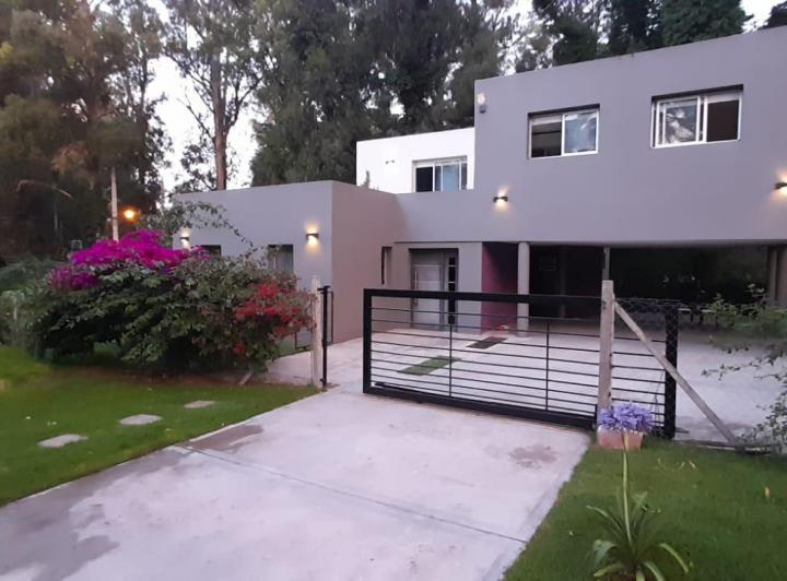 Casa · 150m² · 4 Ambientes · 2 Cocheras