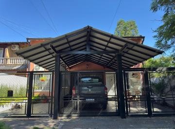 Casa · 220m² · 4 Ambientes · 1 Cochera · Casa de 5 Ambientes