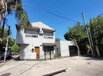 Casa de 3 ambientes, Morón · Chalet en PH Al Frente de 3 Ambientes con Patio y Cochera