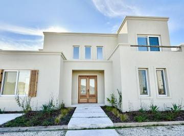 Casa · 260m² · 6 Ambientes · Casa en Venta en Santa Ana - Villanueva