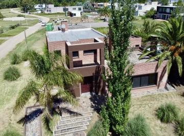 Casa · 296m² · 4 Ambientes · Colonia - Alquiler o Venta Casa de 3 Dorm. en Suite y Piscina