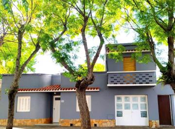 Casa · 189m² · 5 Ambientes · 1 Cochera · Colonia - Venta Casa Céntrica de 4 Dorm.