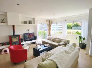 Casa · 304m² · 5 Ambientes · Colonia - Venta Casa de 4 Dorm. y Piscina
