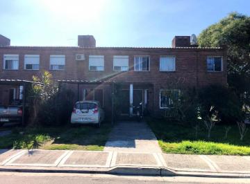 Casa · 4 Ambientes · Colonia - Venta de Vivienda de 3 Dorm. y 2 Baños en Complejo