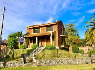 Casa · 200m² · 4 Ambientes · Colonia - Venta de Casa de 3 Dorm., 4 Baños, Barbacoa y Piscina