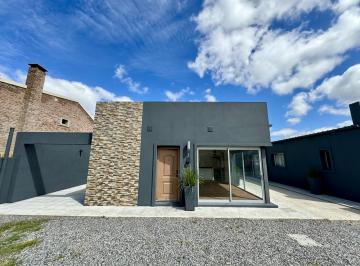 Casa · 50m² · 2 Ambientes · 1 Cochera · Colonia - Venta de Apartamento de 1 Dormitorio a m de Plaza de Toros