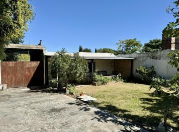 Casa · 5090000m² · 3 Ambientes · Colonia - Venta Casa de 2 Dorm. con Patio y Apartamento