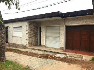 Casa · 210m² · 5 Ambientes · 1 Cochera · Colonia - Venta Casa de 3 Dorm. con Apartamentos