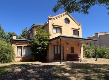 Casa · 230m² · 6 Ambientes · 2 Cocheras · Casa en Venta de 3 Dorm. en Santa Maria de Tigre, Tigre