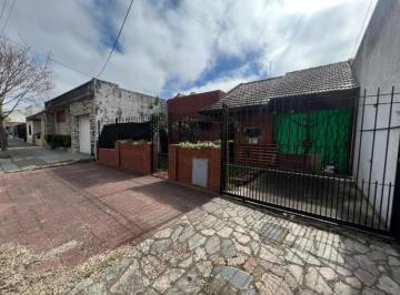 Casa de 3 ambientes, Quilmes · Casa 3 Ambientes con Amplio Jardin, Cochera Para 2 Autos y Quincho en Venta