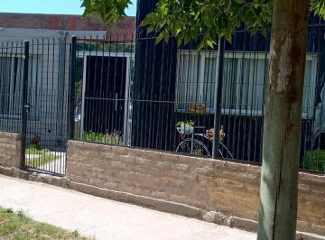 Casa · 142m² · 4 Ambientes · 1 Cochera · Casa 3 Dorm. Amplios Zona Aeropuerto