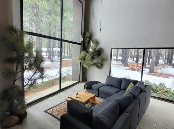 Vistas a bosque y montañas · Moderna Casa del Bosque en Barrio Cerrado