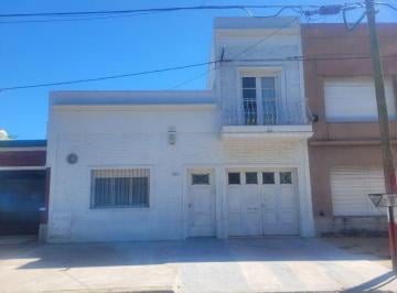 Casa · 103m² · 3 Ambientes · 1 Cochera · Casa Impecable con Cochera y Patio