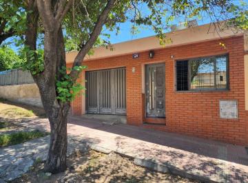 Casa · 126m² · 2 Dormitorios · 1 Cochera · Casa en Venta en Barrio Yapeyu. Calle Juan Roque Al 500