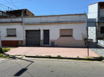 Casa · 202m² · 4 Ambientes · 6 Cocheras · Amplia Casa 3 Dorm. con Garage y Fondo Libre