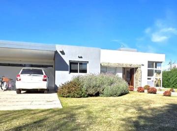 Casa · 1680m² · 5 Ambientes · 4 Cocheras · Casa en Venta en Las Corzuelas 3 Dorm.