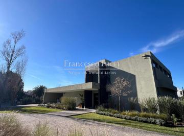 Casa · 300m² · 4 Ambientes · 1 Cochera · Casa en Venta 5 Ambientes Country Los Pingüinos