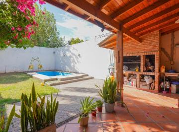 Casa · 110m² · 4 Ambientes · 1 Cochera · Venta - Casa - 4 Ambientes - Ramos Mejia - Pileta - Cochera