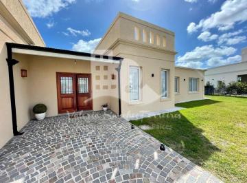 Casa · 210m² · 4 Ambientes · 2 Cocheras · Casa a La Venta - 4 Ambientes en Las Golondrinas