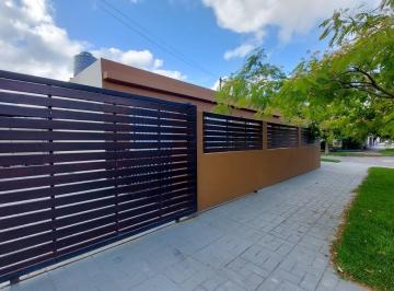 Casa de 3 ambientes, Miramar · Casa en Esquina - Calle 33 y 28 - Miramar