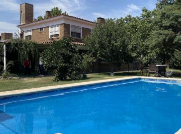 Casa · 240m² · 6 Ambientes · 1 Cochera · Venta Casa 4 Dorm. con Amplio Parque y Pileta en Funes