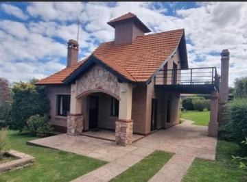 Casa · 150m² · 4 Ambientes · 1 Cochera · Chalet Para 6 Pasajeros