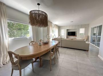Casa · 250m² · 5 Ambientes · Alquiler de Temporada Barrio Arenas del Sur