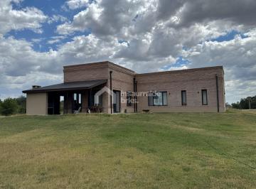 Casa · 225m² · 3 Ambientes · 1 Cochera · Venta Chacra con Casa y Galpón a Estrenar en El Chajá, 3 Ha de Terreno