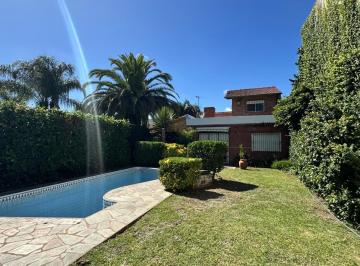 Casa · 70m² · 3 Ambientes · 2 Cocheras · Venta Casa Dos Dorm. con Piscina en 5ta Av