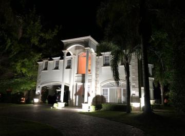 Casa · 240m² · 6 Ambientes · 2 Cocheras · Casa C/3 Suites - Saint Thomas Sur