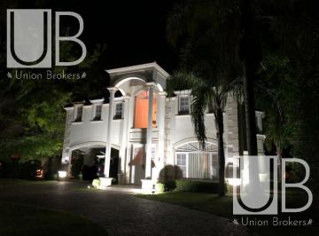 Casa · 240m² · 6 Ambientes · 2 Cocheras · Casa C/3 Suites - Saint Thomas Sur