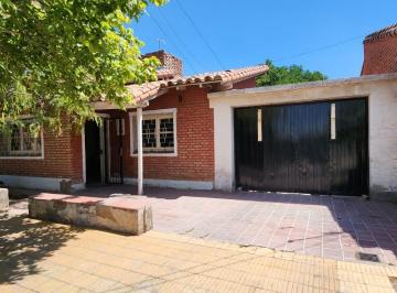 Casa de 4 ambientes, Dorrego · Casa/2 Hab/baño/cochera Pasante