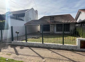 Casa de 4 ambientes, Lomas de Zamora · Hermoso Chalet con 3 Dorm. y Fondo Libre