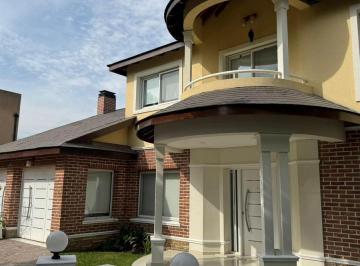 Casa · 326m² · 3 Dormitorios · 2 Cocheras · Hermosa Casa en Venta Apta Crédito! Barrio Cerrado La Concepción Lujan