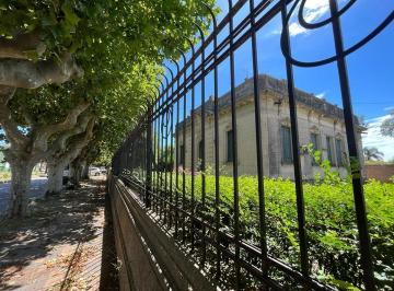 Casa · 188m² · 5 Ambientes · 1 Cochera · Casa de Época en Venta y Alquiler en Capitán Sarmiento.