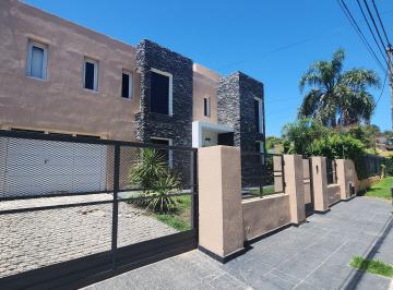 FACHADA · Casa Villa Carlos Paz de Categoria con Pileta y Jardin Grande