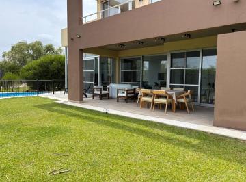 Casa · 220m² · 4 Ambientes · 2 Cocheras · Casa Moderna con Linda Vista Al Campo en Venta en Alisos