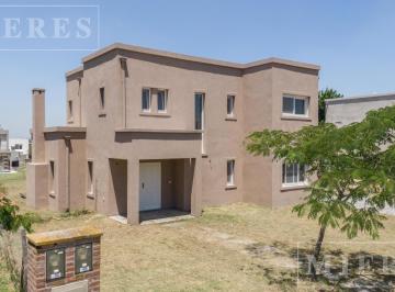 Casa · 196m² · 5 Ambientes · 2 Cocheras · Casa en Venta Sobre Lote Interno Barrio San Matias Área 4