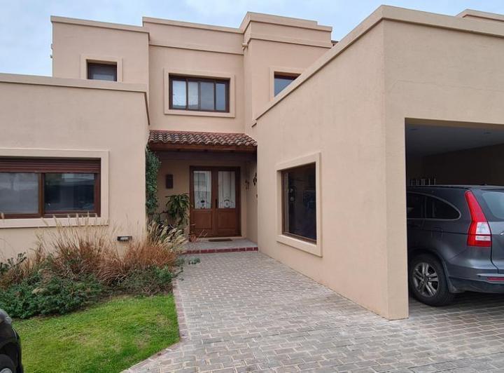 Casa · 348m² · 7 Ambientes · 2 Cocheras