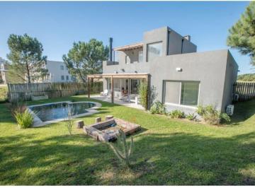Casa · 205m² · 5 Ambientes · 1 Cochera · Vta Casa en Costa Esmeralda - Golf I
