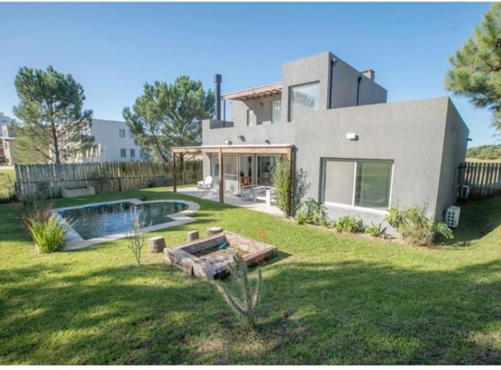 Casa · 205m² · 5 Ambientes · 1 Cochera