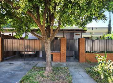 Casa · 99m² · 3 Ambientes · 1 Cochera · Casa en Venta de Dos Dorm. con Pileta en Zona Rio