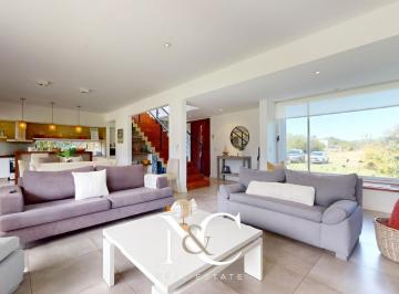 Casa · 234m² · 6 Ambientes · Casa en Venta en Costa Esmeralda, Fondo Libre