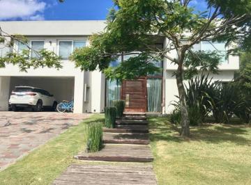 Casa · 635m² · 6 Ambientes · 7 Cocheras · Casa Moderna con Diseño a La Laguna en Venta en El Golf