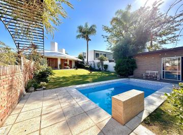 Pileta quincho hacia casa · Casa en Venta Villa Belgrano, Av Gauss