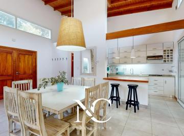 Casa · 230m² · 5 Ambientes · 1 Cochera · Casa en Venta en Costa Esmeralda con Fondo Libre Arbolado